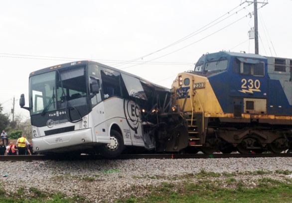 Kereta Barang Hantam Bus di Meksiko, 8 Orang Tewas