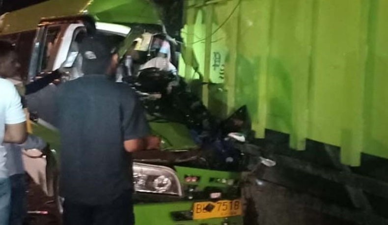 Minibus Rombongan Pengantin Tabrak Truk Tronton di Langsa Aceh Utara, 2 Tewas dan 17 Luka