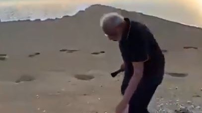 PM India Modi Punguti Sampah di Pantai saat Terima Kunjungan Presiden China   