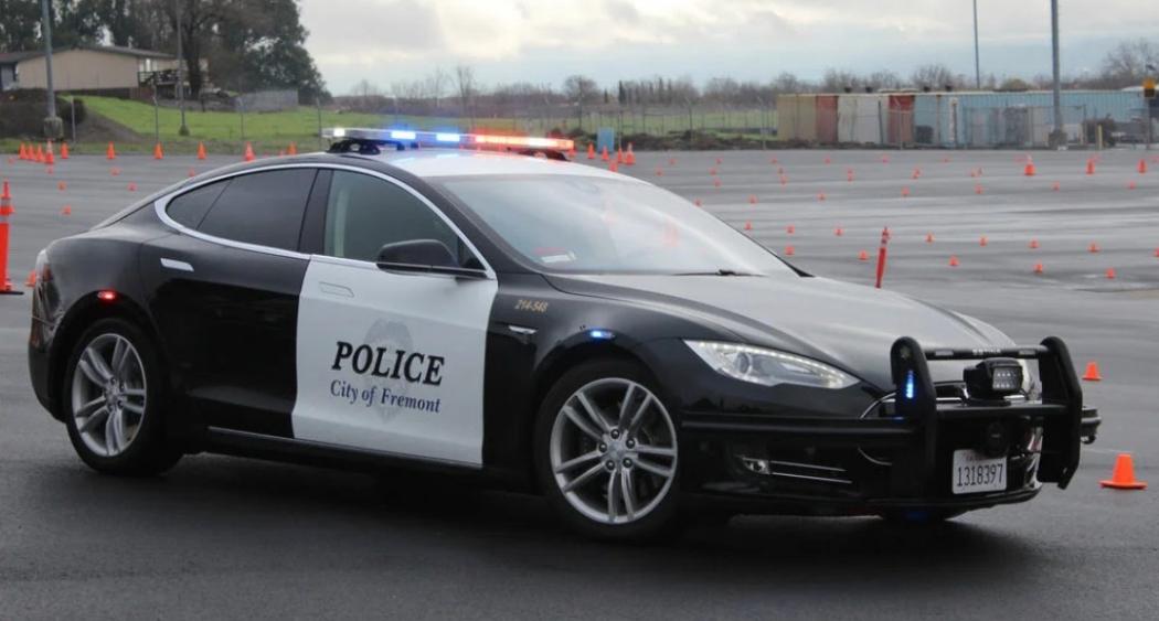 Baterai Habis, Mobil Listrik Tesla Polisi Gagal Tangkap Penjahat
