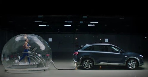 Buktikan Mesin Hidrogen Bersih, Hyundai Buat Gelembung Terhubung Knalpot Berisi Atlet Olimpiade