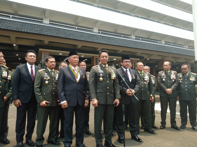 KSAD Jenderal Andika Beri Tanda Kehormatan Bintang Kartika Eka Paksi kepada Dua Pejabat BPK