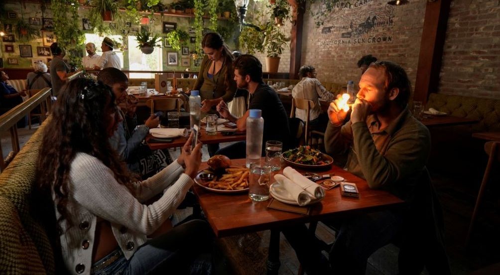 Kafe Ganja Pertama di AS, Pelanggan: Kami Makan Hidangan Enak dan Bersenang-senang!