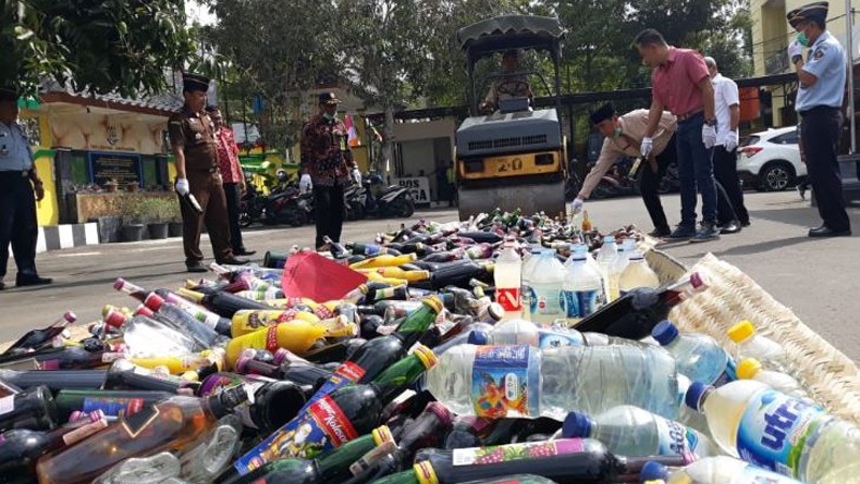 Ribuan Botol Miras dari Kios Berkedok Depot Jamu Dimusnahkan