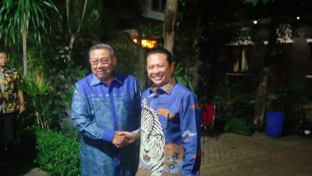 Tiba di Kediaman SBY, Bamsoet Pamer Kesamaan Baju
