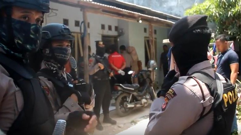 Densus 88 Tangkap 2 Terduga Teroris Jaringan JAD Bekasi di Cirebon