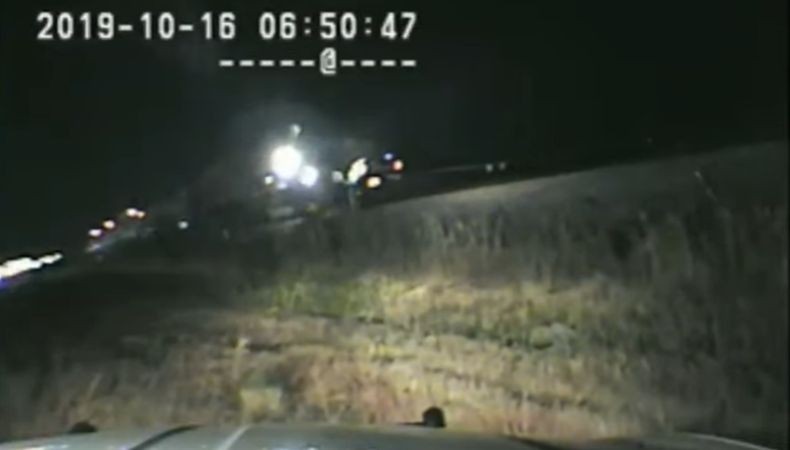 Video Viral, Polisi Selamatkan Pengemudi Pingsan yang Nyaris Ditabrak Kereta