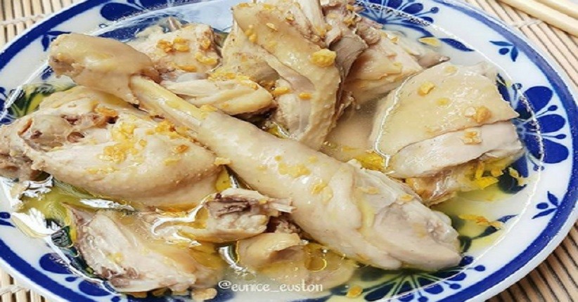 Segarnya Sup Bening Ayam Kampung, Dimasak Simpel Pakai Bawang Putih