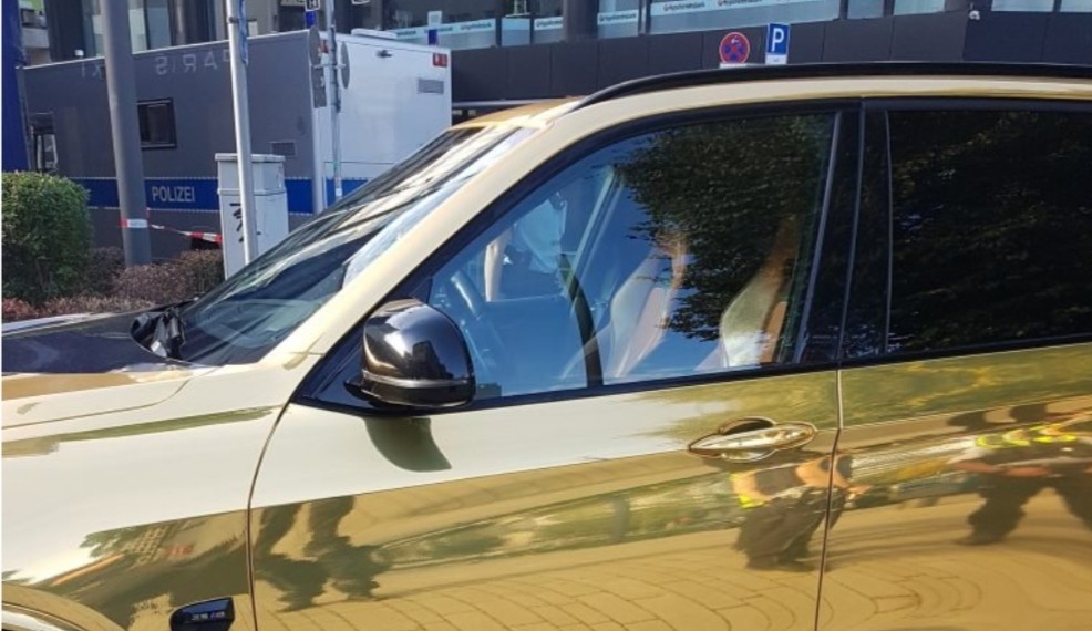 Pamer Mobil Modifikasi Berlapis Emas, Pengendara Ini Justru Kena Tilang