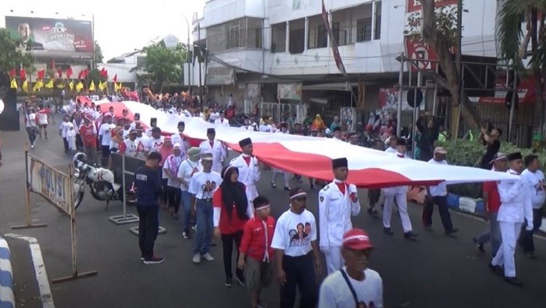 Dukung Pelantikan Jokowi, Warga Jombang Mengarak Bendera Merah Putih Sepanjang 50 Meter