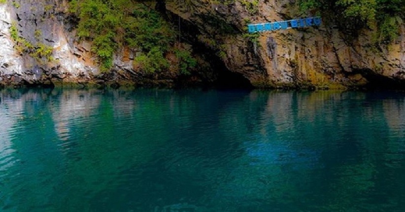 Indahnya Danau Biru di Sulawesi Tenggara, Terlihat Unik Bersebelahan dengan Laut