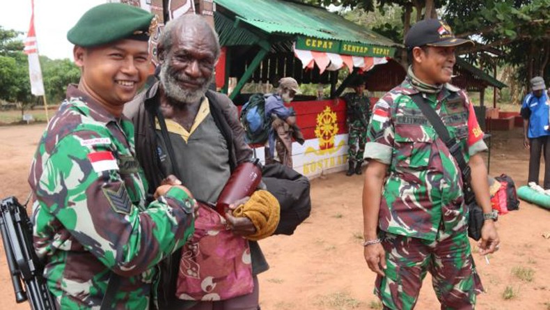 Senyum Humanis Personel Satgas Yonif 411 Kostrad Sambut Pelintas Batas Warga PNG