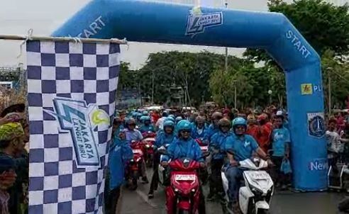 Karnaval Jakarta Langit Biru, Anies dan Bos PLN Konvoi dengan Sepeda Motor Listrik