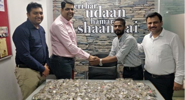 Pria di India Beli Motor Seharga Rp16 Jutaan Pakai Uang Koin