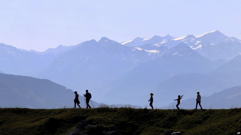 Pesawat Wisata Jatuh di Pegunungan Alpen, 5 Orang Tewas termasuk 1 Keluarga Turis