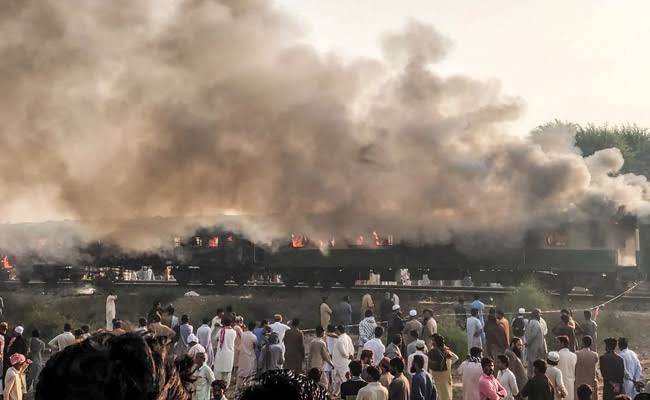 Korban Tewas akibat Kereta Terbakar di Pakistan Jadi 74 Orang