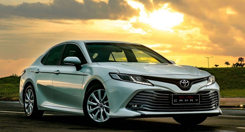 Mengendarai Toyota Camry Hybrid di Perkotaan Bikin Percaya Diri