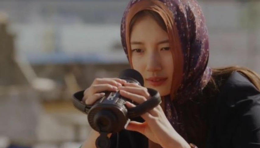 Drakor Vagabond Segera Berakhir, Intip Foto-Foto Bae Suzy dengan Hijab