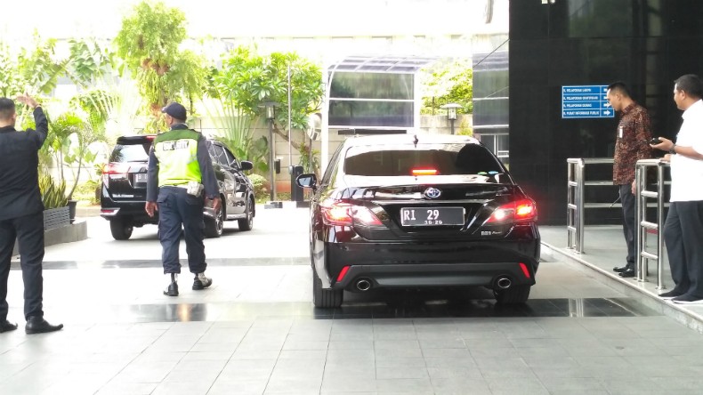 Mensos Juliari Batubara Gunakan Mobil Dinas Baru saat Datangi KPK