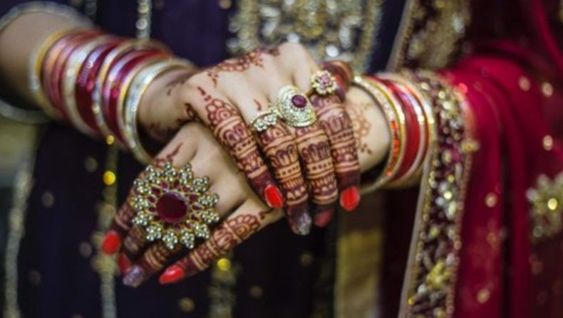 Pria Ini Kenakan Gaun Pengantin Selama 30 Tahun, Alasannya Bikin Merinding