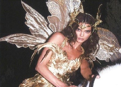 Potret Kendall Jenner dan Naomi Campbell Pakai Karya Rinaldy Yunardi di Acara Halloween