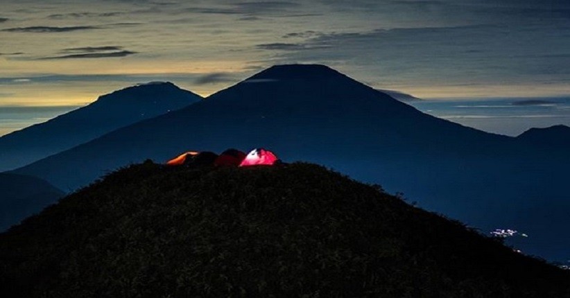 Spot Terbaik Menikmati Alam Dieng, di Puncak Prau Bisa Lihat 5 Gunung Megah