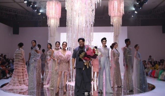 IPMI Trend Show 2020, Cinta Laura Tampil Elegan Bawakan Koleksi Ivan Gunawan