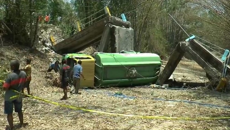 Jembatan Penghubung Desa di Grobogan Putus setelah Dilintasi Truk Tangki Bermuatan Air Bersih