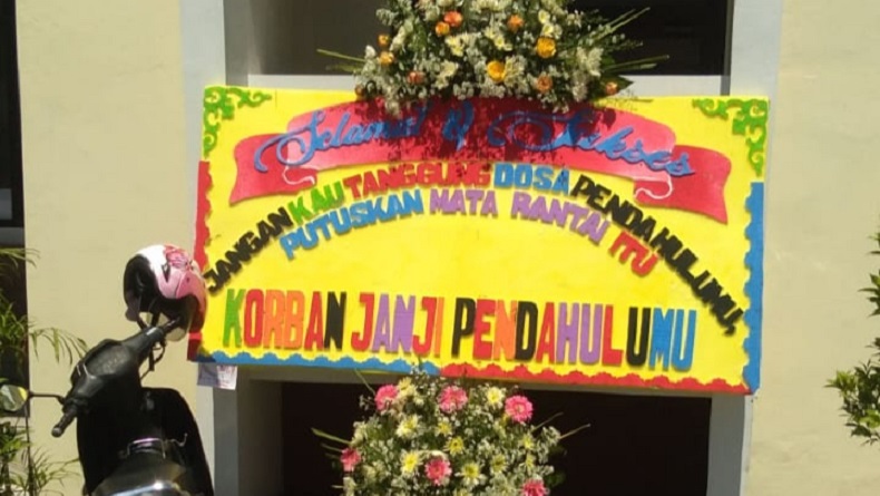 Viral, Karangan Bunga Nyeleneh saat Pelantikan Sutedjo sebagai Bupati Kulonprogo
