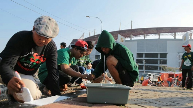 Gegara Bau Sampah, Pemkot Surabaya Gerakkan Ribuan Orang Bersihkan Stadion GBT