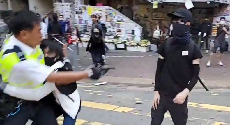 Aksi Unjuk Rasa Hong Kong Berlanjut, Polisi Terekam Kamera Tembak Dada Demonstran
