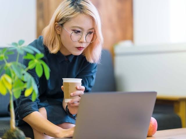 Perempuan Jepang Dilarang Pakai Kacamata di Tempat Kerja, Picu Kemarahan