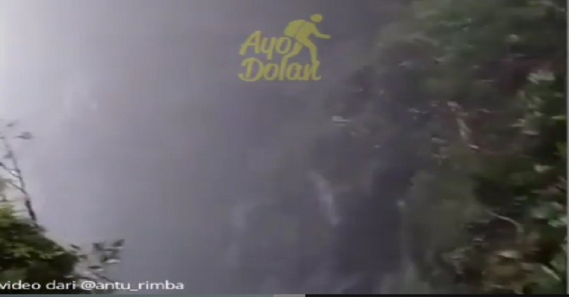 Menjelajahi Bukit Kujau di Kalbar, Ada Objek Wisata Lubang Angin yang Misterius