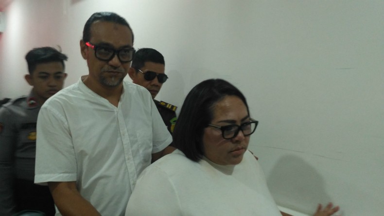 Dituntut 1 Tahun 6 Bulan, Komedian Nunung Cemberut dan Tak Mau Bicara