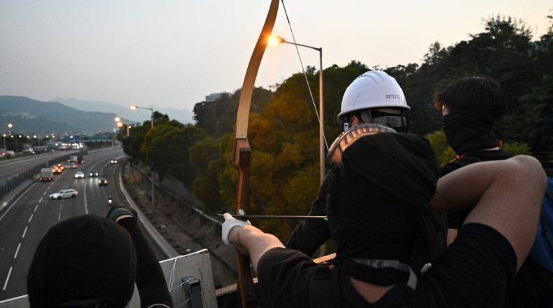 Unjuk Rasa di Hong Kong Semakin Brutal, Demonstran Gunakan Panah