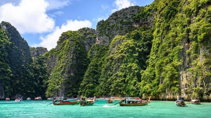 Turis Prancis Tewas saat Asyik Selfie di Air Terjun Thailand