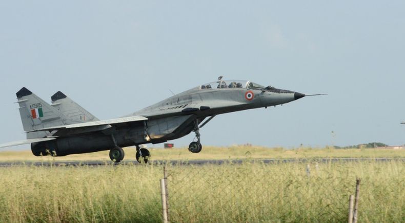 Jet Tempur India Jatuh Setelah Menabrak Burung