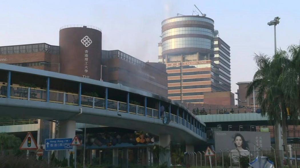 Cemas dan Ketakutan, Kini Orangtua Demonstran Hong Kong Menunggu di Luar Kampus yang Dikepung Polisi