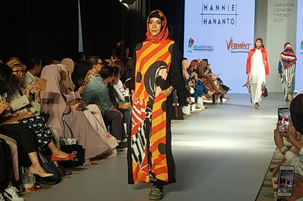 Jakarta Fashion Trend 2020, Mbok Jamu Jadi Inspirasi Koleksi Busana Hannie Hananto 