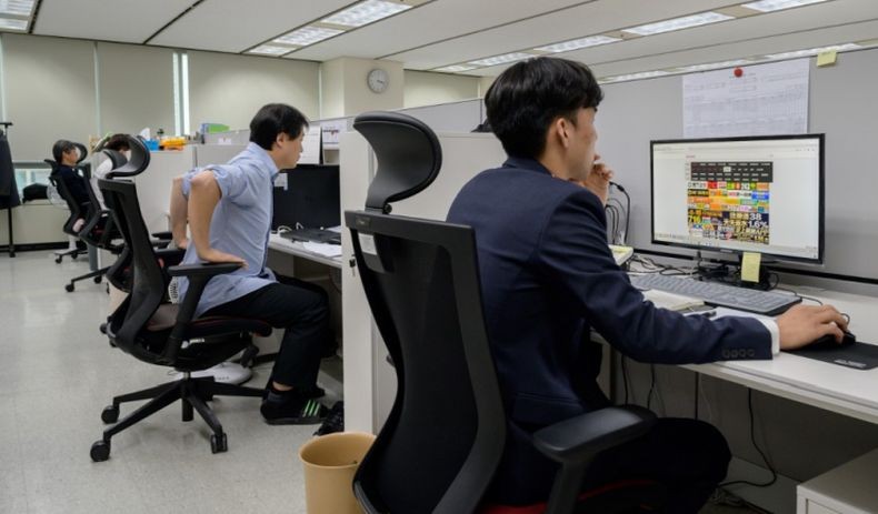 Tugas Para Pegawai Negeri Ini Menonton Film Porno Setiap Hari, kok Bisa?