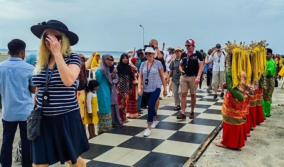 Kapal Pesiar Le Laperouse Angkut Wisman Singgah di Pulau Penyengat