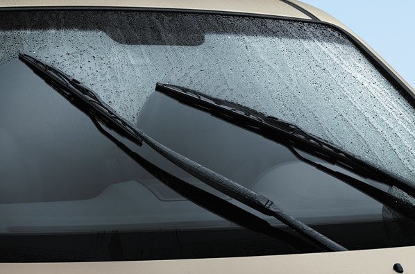 Kaca Mobil Tergores Wiper saat Musim Hujan? Begini Cara Atasinya!