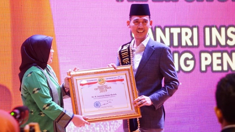 Asrorun Niam Sholeh Raih Penghargaan Santri of The Year 2019