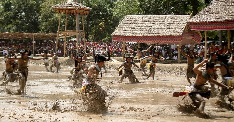 Mengenal Kearifan Lokal Sumbawa lewat Panggung Lumpur Festival Taliwang 2019
