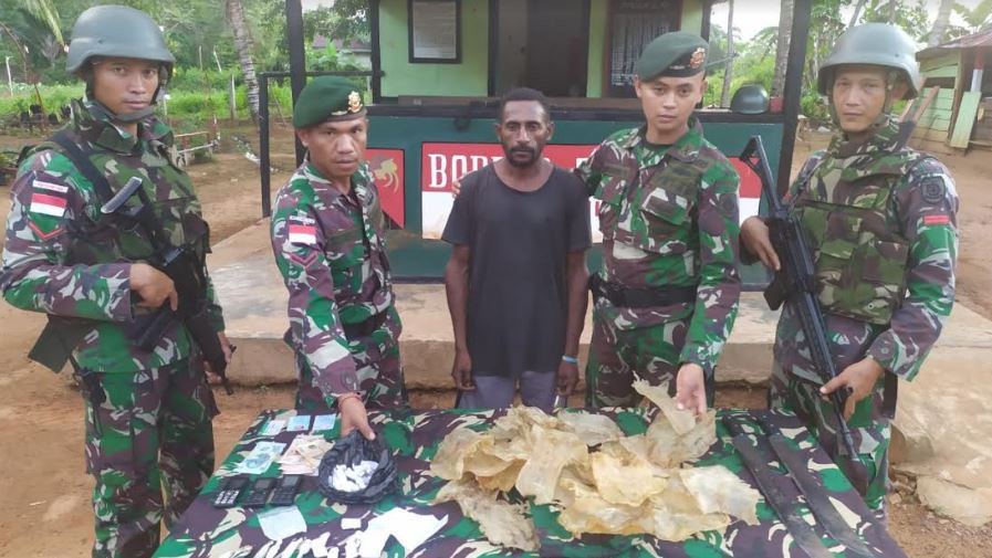 Satgas Pamtas RI-PNG Yonif 411 Tangkap Warga Pelintas Batas Bawa Ganja