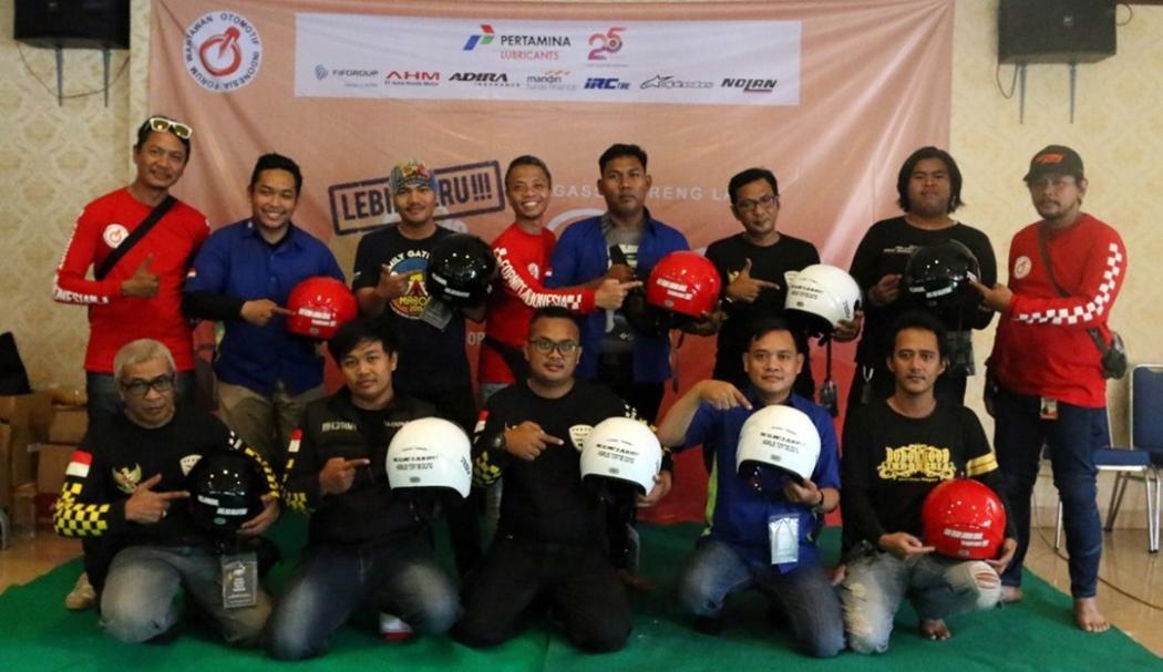 Dukung Keselamatan Berlalu Lintas, Forwot Bagikan Helm ke Komunitas Motor