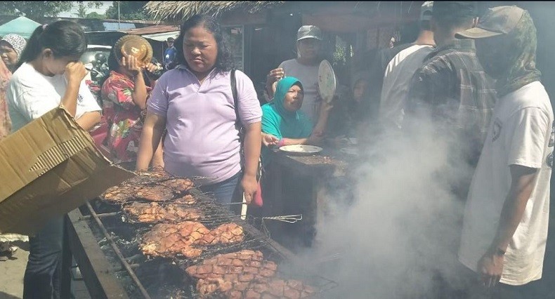 Tangkal Isu Ikan Makan Bangkai Babi, Pedagang di Medan Gelar Festival Makan Ikan Gratis