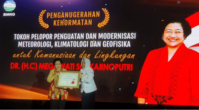 BMKG Anugerahi Megawati Soekarnoputri Tokoh Pelopor Kemanusiaan dan Lingkungan