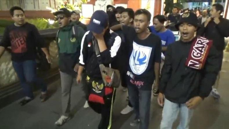 Berlinang Air Mata, Suporter Indonesia yang Ditahan Polisi Diraja Malaysia Tiba di Bali
