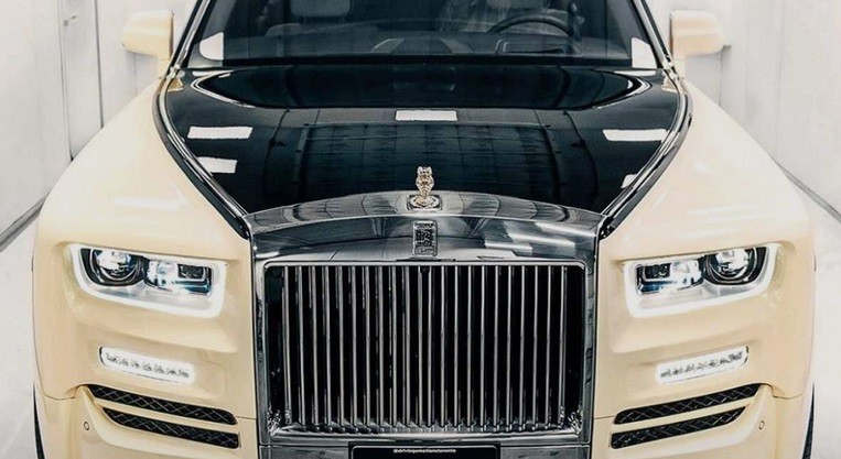 Ornamen Rolls Royce Phantom Ini Terbuat dari Emas dan Berlian